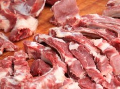 Kupujemy je z przyzwyczajenia, a to dietetyczna pułapka. Te części mięsa omijaj