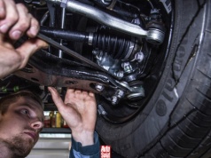 Diler ci tego nie powie: możesz serwisować auto na gwarancji poza ASO, ale...