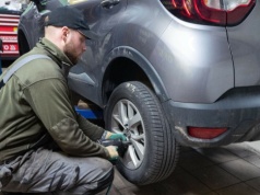 Jak samemu wymienić koła? Kierowcy nie znają tej zasady
