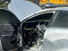 Pożar auta na parkingu supermarketu