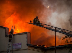 Potężny pożar centrum handlowego. Trzy piętra w ogniu