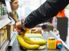 Polacy za obniżką VAT na żywność. Jest też ostra krytyka rządu