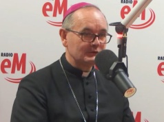 Abp Przybylski do katechumenów: Chrzest daje nam udział w Zmartwychwstaniu