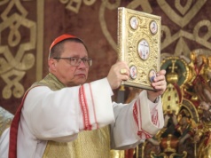 Kard. Ryś: Ludzie, którzy poszukują Zmartwychwstałego, bardzo potrzebują siebie wzajemnie