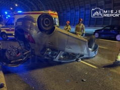 Dachowanie Opla na trasie S8. Dwa pasy są zablokowane