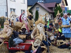 W nocy chodzą po wsi i proszą o datki albo robią psikusy. To przebierańcy w uplecionych ze słomy strojach
