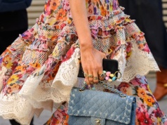 "Królowa talii" znów wraca do łask. Potrafi całkowicie zmienić stylizację