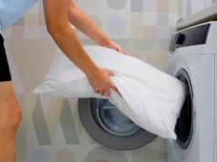 Wsypuję 6 łyżek do pralki. Poduszki po praniu pachną i wyglądają jak nowe