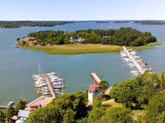 Wyspa na północy przyciąga tłumy. Idealne miejsce dla rodzin z dziećmi. Wystarczy krótki lot