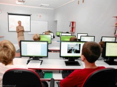 Cyfryzacja edukacji w polskiej szkole wstrzymana? Miały być miliardy z KPO. W tle śledztwo