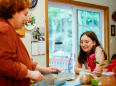 7 nieoczywistych korzyści ze wspólnych posiłków. Najwięcej zyskują nastolatki