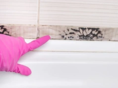 Po prysznicu robisz to automatycznie? To najprostsza droga do pleśni w łazience