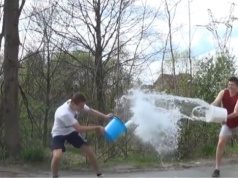 Stara tradycja oblewania wodą wraca? Zapomniany sens śmigusa-dyngusa