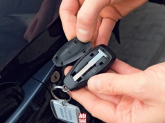 Pilot przestał działać, a w drzwiach samochodu nie ma zamka — co zrobić?