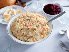 Ile sałatka jarzynowa może stać w lodówce? Po tym czasie lepiej jej nie jedz