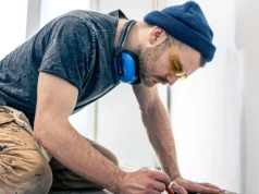 Nie zrywaj płytek! Ten trik z podłogą winylową oszczędza tysiące i skraca remont o połowę