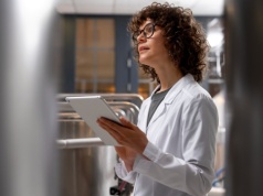 Nowoczesne rozwiązania dla czystych powierzchni – od przemysłu spożywczego po metalurgię