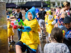 Dzisiaj drugi dzień świąt wielkanocnych, czyli śmigus-dyngus. Jak z głową polewać się wodą?