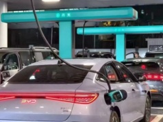 BYD obiecuje 500 km po 5 minutach ładowania. BMW tłumaczy, dlaczego nie idzie tą samą drogą