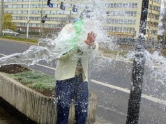 "Powiedziałam, że nie chcę być polewana. Teść i tak wylał na mnie wiadro wody"