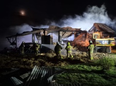 Pożar budynku gospodarczego. W środku słoma