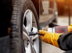 Sezonowa wymiana kół to nie tylko przekładka. O czym zapominają serwisy?