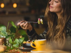 Zabiorą ci smartfon w restauracji - a ty jeszcze za to dopłacisz. Oto nowy trend