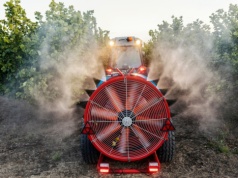 Europejskie firmy eksportują pestycydy zakazane w UE. Część toksyn wraca na europejskie stoły