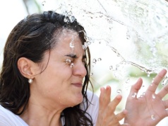 Polewanie zimną wodą wpływa na organizm. Te osoby muszą uważać w śmigusa-dyngusa