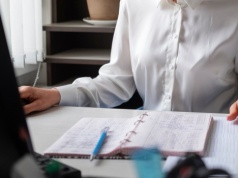 Czym jest "bare minimum Monday"? Trend szturmem wkracza do biur