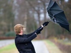 IMGW i RCB ostrzegają przed silnym wiatrem
