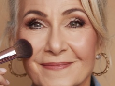 Ten kolor cieni do powiek odmładza. To odcień, który działa jak lifting i rozświetla spojrzenie