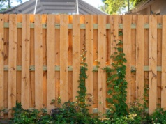 Tak po cichu przesuwają i zwiększają granice działki. Sąd Najwyższy ostrzega przed zasiedzeniem