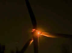 Nocna akcja strażaków w Rządzy. Płonęła turbina wiatrowa i młodnik