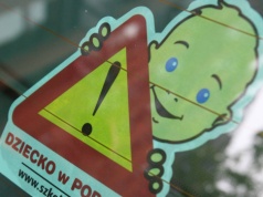 Bez jednego dokumentu dziecko nie poleci na wakacje. Wielu rodziców dowiaduje się za późno