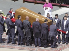 Zmarł w Wielkanocny Poniedziałek. Świat pogrążył się w żałobie. To już rok, jak pożegnaliśmy papieża Franciszka