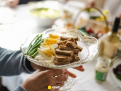 Wielkanoc bez marnowania jedzenia. Coraz więcej osób korzysta z jadłodzielni w całej Polsce