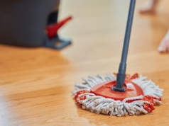 Wlej odrobinę do ciepłej wody. Podłogi będą lśnić jak nowe