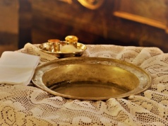 Znak religijnego przebudzenia? Kolejny rekord wielkanocnych chrztów dorosłych we Francji