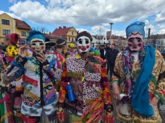 Wilamowice w słońcu, panny w wodzie. Śmiergusty 2026 przyciągnęły tłumy