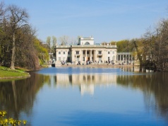 Wichury i ostrzeżenia pogodowe w Warszawie. Łazienki Królewskie zamknięte do odwołania