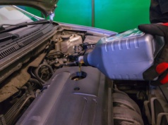 Producenci mówią "bezobsługowy". Kierowcy nie wiedzą, co to naprawdę oznacza