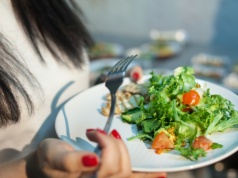 Skoki cukru i senność po posiłku? Kolejność jedzenia może przegonić objawy