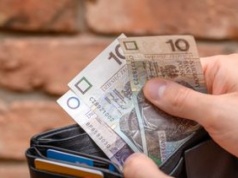 Ma niską emeryturę, chce od syna 500 zł miesięcznie. Jest wyrok sądu