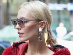 Najmodniejsze fryzury dla 50-tek w okularach. Te cięcia odmładzają i podkreślają rysy twarzy