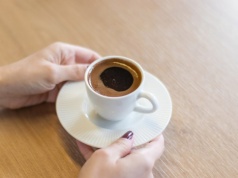 Pijesz kawę po tej godzinie? Możesz nie czuć, ale mózg zapłaci wysoką cenę