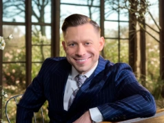 Paweł Jasionowski z Masters pozuje z bronią. Zdjęcie wzbudza emocje