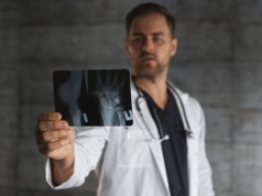 Połamałeś się w pracy? ZUS wypłaci ci teraz nawet 14 500 zł więcej niż rok temu