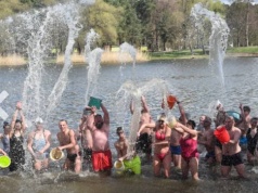 Bitwa na wiadra zakończyła sezon morsowania! Mokry finał Lanego Poniedziałku na ostrowskich Piaskach