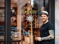 „Mija fascynacja sztuką robioną na tablecie, ludzie chcą ubrudzić sobie ręce”. Projektował wnętrza Pendolino i tramwaj dla Pesy. W Berlinie kaligrafuje dla luksusowej marki